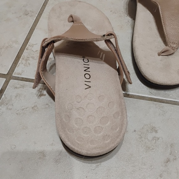 Vionic Wanda Leather Thong Sandal Adjustable Strap Macaroon Tan Basic Size 8.5 - Picture 3 of 8